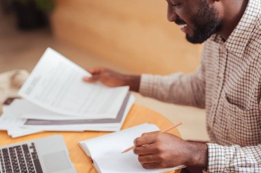 Hoş adam kafede belgelerle çalışma