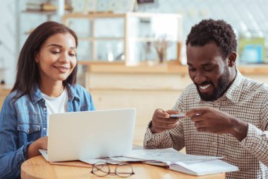 Yakışıklı adam alarak fotoğraf yazıcı çıktısı