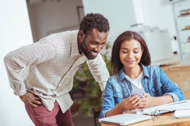 Mola sırasında komik video izlerken neşeli arkadaşları