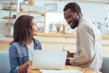 Hoş kadın proje sunumu onun meslektaşım için gösterilen