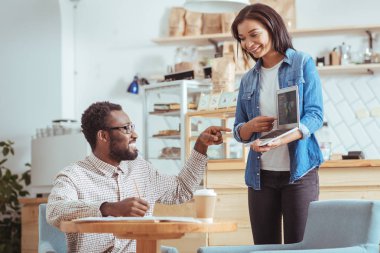 Hoş adam meslektaşları sunu sırasında soru sorma