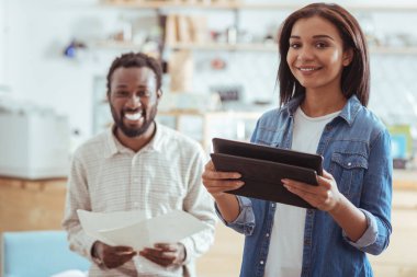 Gülümseyen iş arkadaşları onların başlangıç tanıtımı için hazırlanıyor