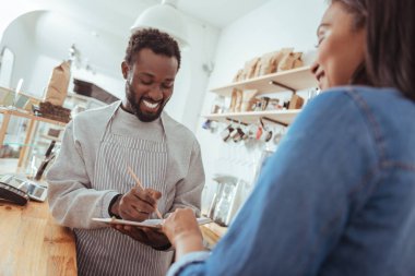 Onların yeni kafe için neşeli baristas çizim menüsü