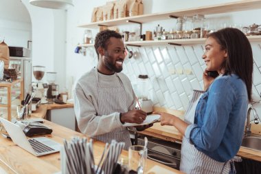 Gerekli malzeme onun meslektaşım listesi dikte barista gülümseyen