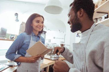 Büyüleyici barista meslektaşı nasıl portafilter kullanıldığının açıklanması