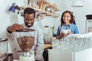 Çekici erkek barista kahve makinesi kullanma