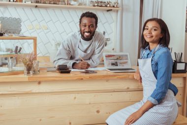 Büyüleyici baristas Cafe Web sitesi tartışırken poz