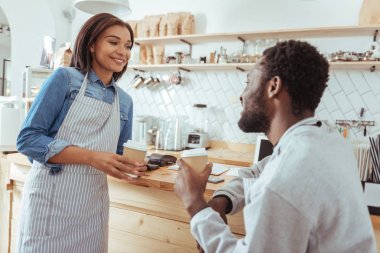 İyimser baristas işten mola sırasında sohbet