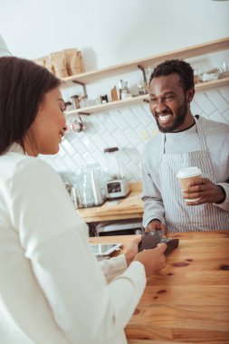 Kadın müşteri kafede olmadan nakit ödeme yapmadan