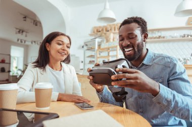 Neşeli arkadaşları yeni Vr kulaklık scrutinizing