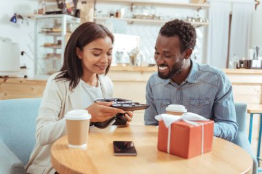 Güzel kadın VR kulaklık en iyi arkadaşıyla incelenmesi