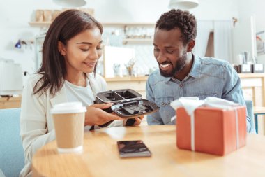 Muhteşem bir kadın arkadaşıyla içinde VR kulaklık arıyorum
