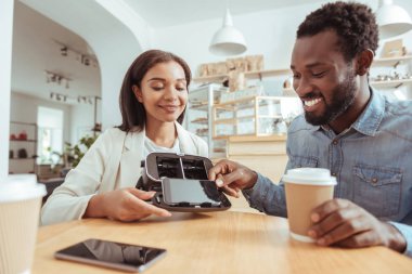 Hoş adam onun arkadaşları Vr kulaklık telefon kaldırma