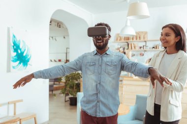 İyimser adam yeni Vr kulaklık kafede çalışıyor