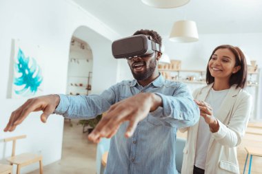 Heyecanlı adam kahvehane Vr kulaklık ile oynarken