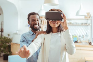 Neşeli genç kadın VR kulaklık test