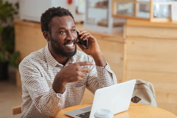 Yakışıklı adam iş telefonu kafede tartışıyor