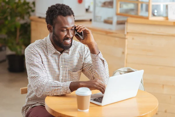 Cafe iş konuları tartışmaya neşeli genç adam