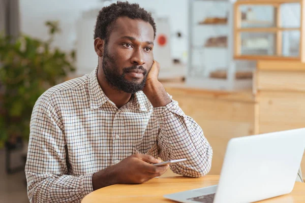 İleti kafede üzerinde düşünme genç adam