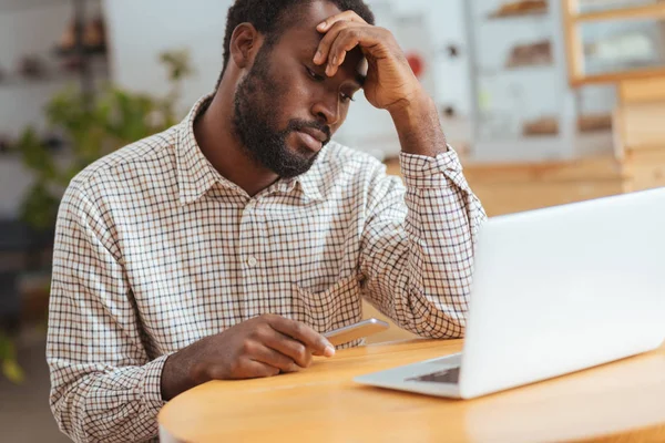 Genç adam kısa mesaj hakkında üzgün olmanın