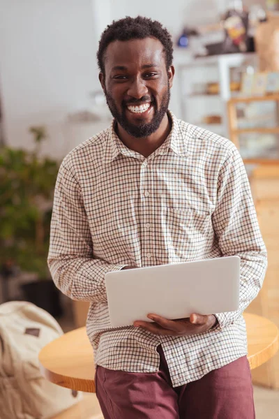 Çok memnun adam kahve evin içinde laptop ile poz — Stok fotoğraf