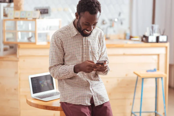 Mutlu adam telefonu kafede üzerinden arkadaşlarınıza iletileri gönderme