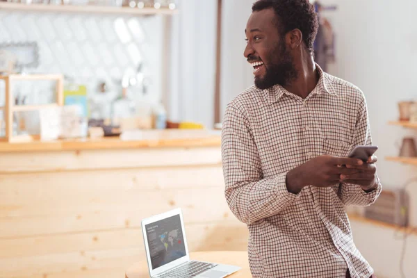 Onun adı ses için dönüm telefon ile neşeli adam