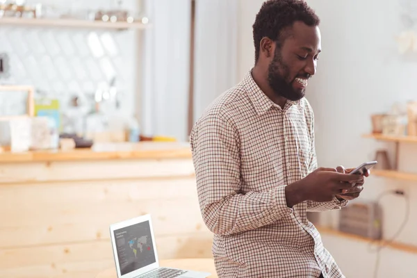 Yakışıklı adam manifatura telefon kafede