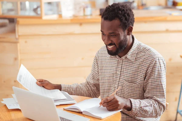 Çekici adam kafede otururken çıktı verileri çözümleme