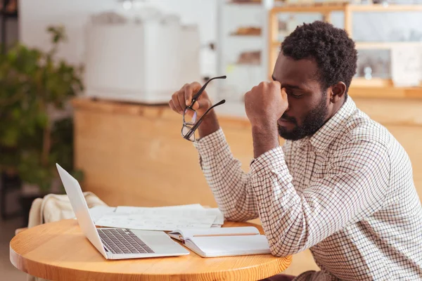 Trött man nyper bron i näsan efter jobbet — Stockfoto