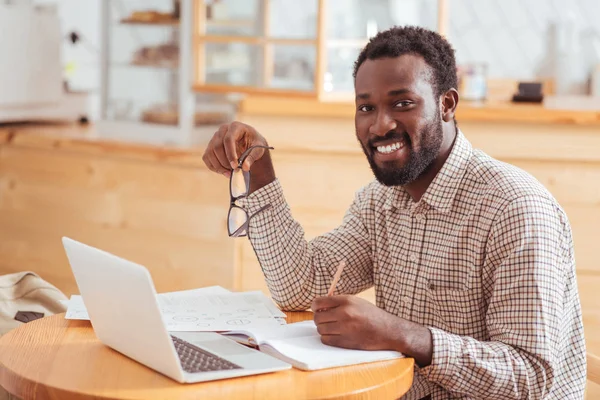 Çekici adam kafede notlar yaparken poz