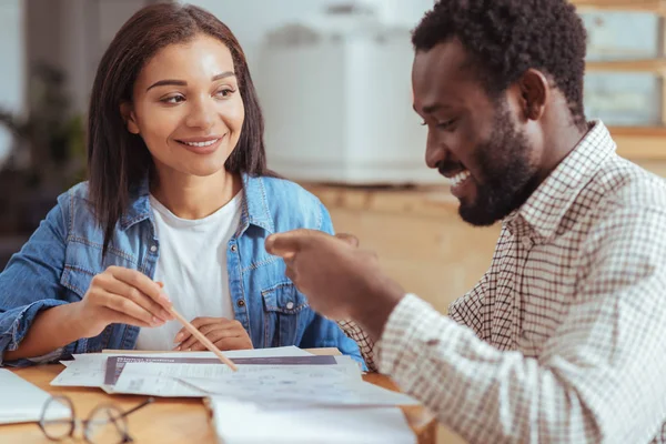 Femme souriante regardant son collègue prendre une photo d'impression — Photo