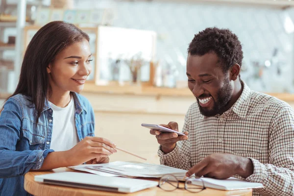 Gülümseyen adam belgeleri fotoğraf çekici