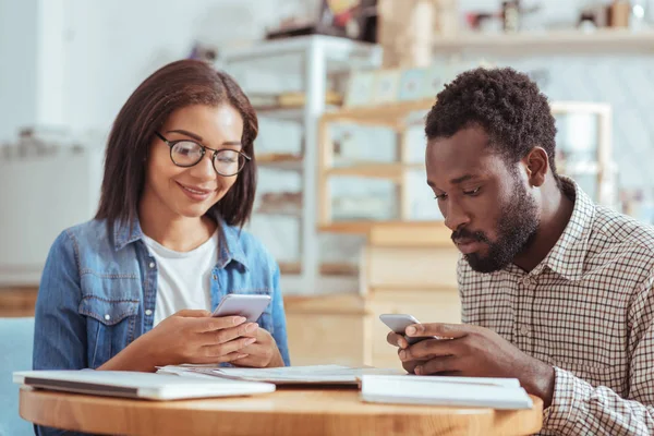 Kafe otururken hoş arkadaşları manifatura