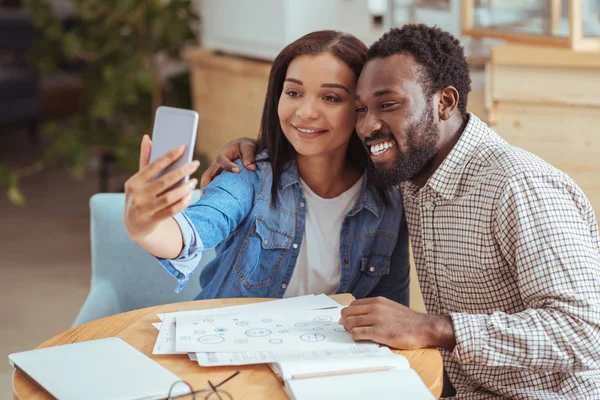 Confrères joyeux prenant selfie ensemble dans un café — Photo