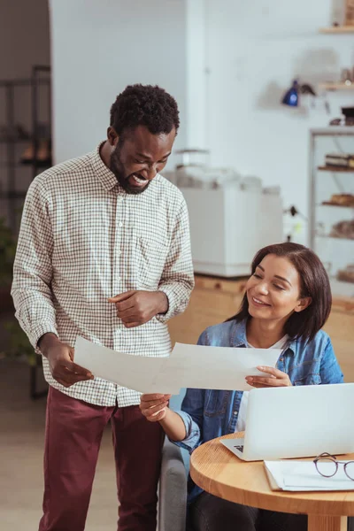 Neşeli arkadaşları aracılığıyla proje belgeleri birlikte arıyorsunuz
