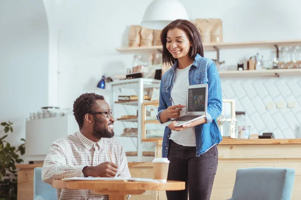 Sevimli kadın onun meslektaşım için proje kavramı açıklamak