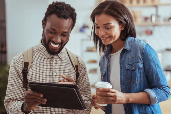 Vrolijke vrienden controleren café menu op Tablet PC — Stockfoto