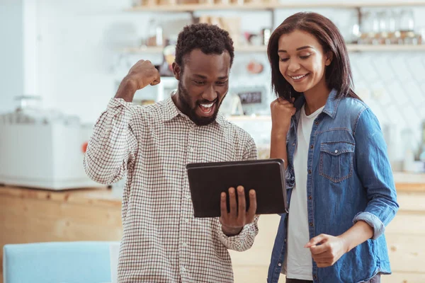 Amigos optimistas celebran premio de subvención para startup — Foto de Stock