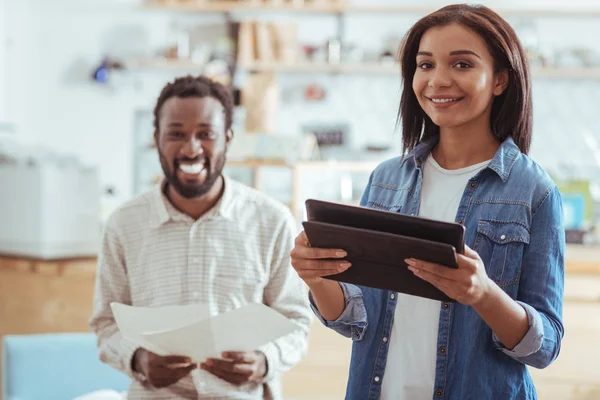 Gülümseyen iş arkadaşları onların başlangıç tanıtımı için hazırlanıyor