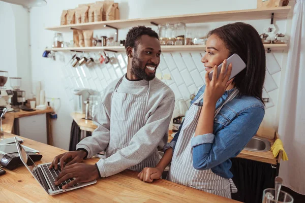 İki garson menü kendi web sitesinde güncelleştiriliyor