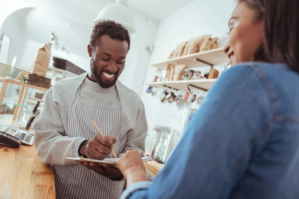 Alegre menú de redacción baristas para su nuevo café — Foto de Stock