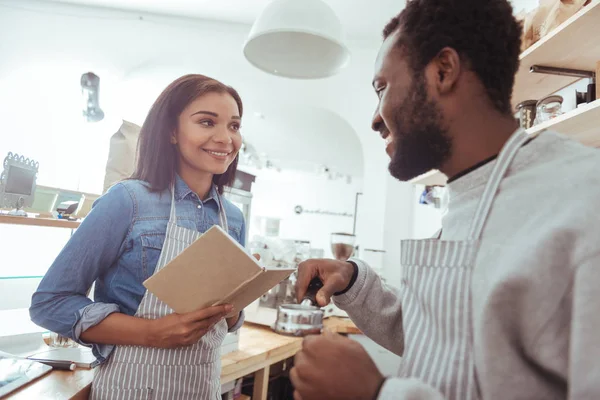 Büyüleyici barista meslektaşı nasıl portafilter kullanıldığının açıklanması
