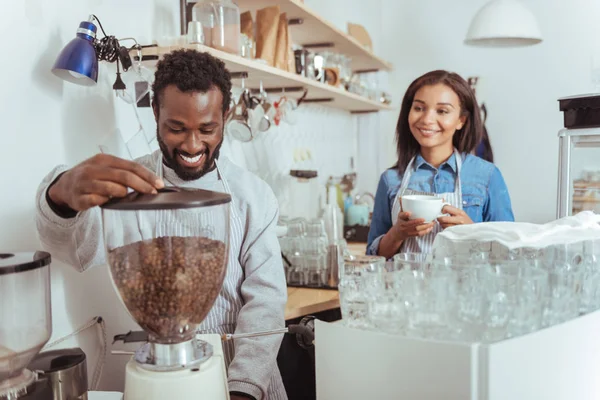 Çekici erkek barista kahve makinesi kullanma