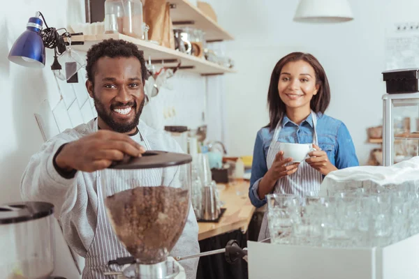 快適なバリスタのカフェでコーヒーを作るためのトレーニング — ストック写真