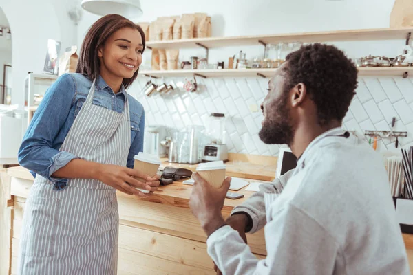 Baristas otimistas conversando durante a pausa do trabalho — Fotografia de Stock