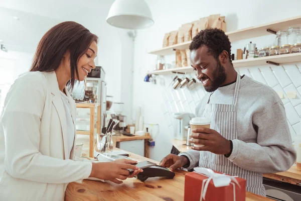 Kadın müşteri istimal telefon sipariş kafede ödemek