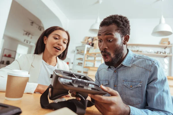 Hoş arkadaşları VR kulaklık hakkında heyecanlı olmak