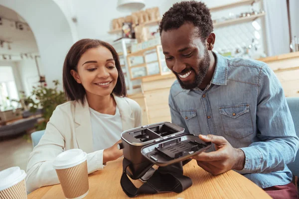 Meraklı arkadaş yeni Vr kulaklık iç parçası eğitim