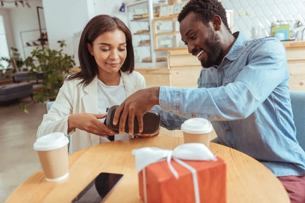 Hoş adam onun arkadaşı Vr kulaklık açmak nasıl gösteren